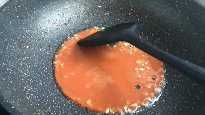 下饭神器~美味可口樱桃肉,倒入碗汁,边加热边搅。