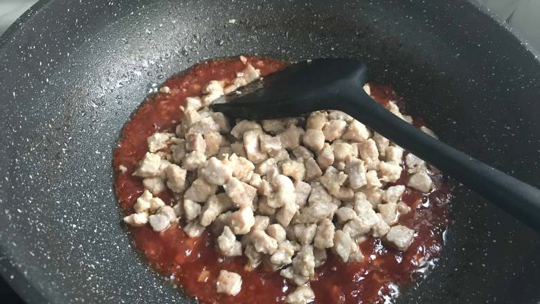 下饭神器~美味可口樱桃肉,11.汤汁炒至浓稠,倒入肉丁。