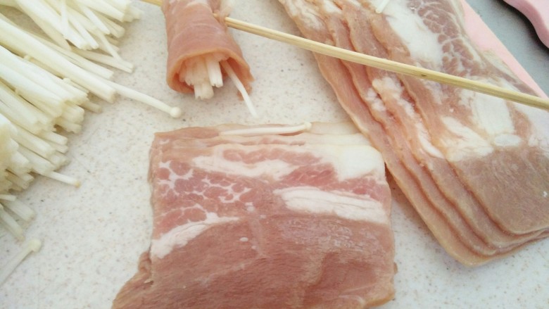 快手小食
烧烤培根金针菇,<a style='color:red;display:inline-block;' href='/shicai/ 443'>培根</a>准备好了,最好用肥瘦相间的,比较香,一片切3段