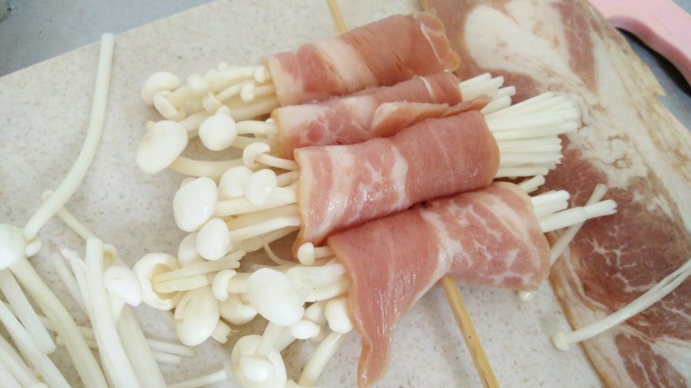 快手小食
烧烤培根金针菇,培根卷好金针菇,插竹签,一串插4个卷就好了