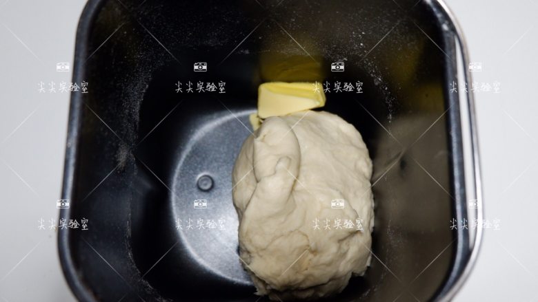 日式红豆包,加入黄油揉至完全扩展