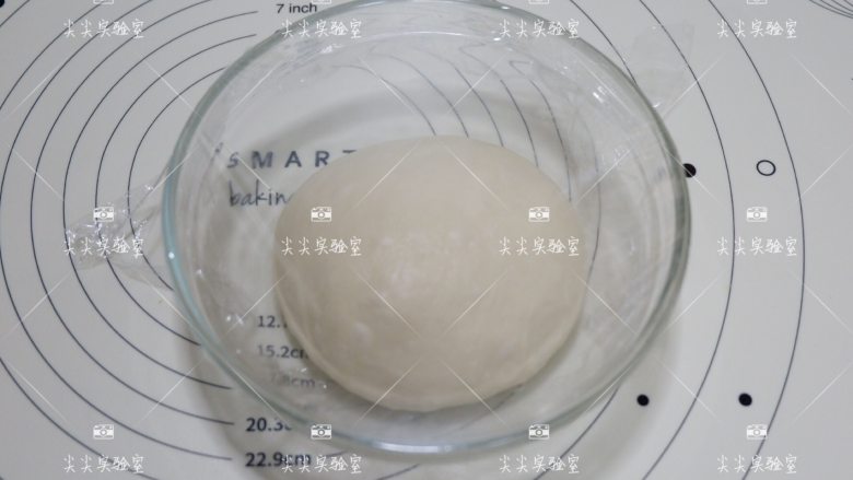 日式红豆包,揉好的面团滚圆,放入容器盖上保鲜膜发酵至2-2.5倍大