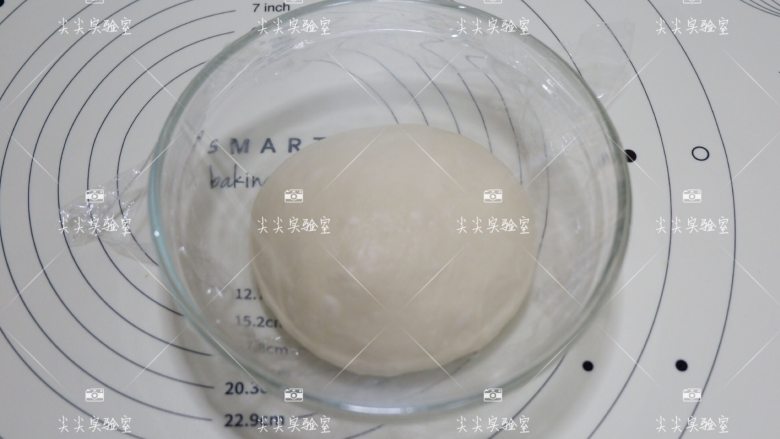 日式红豆包,揉好的面团滚圆，放入容器盖上保鲜膜发酵至2-2.5倍大
