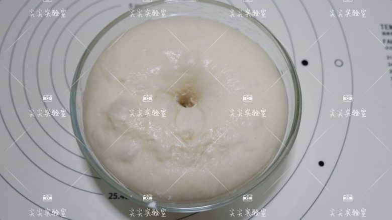 日式红豆包,发酵好的面团手蘸干粉轻戳,不塌陷不回弹
