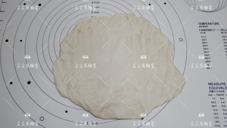 日式红豆包,取出按压排气，边缘大气泡压破
放上1个提前分好的豆沙馅（豆沙馅也均分为8个）
