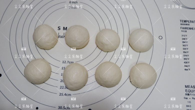日式红豆包,称重,均分成8个小面团滚圆,盖上保鲜膜醒发15分钟。