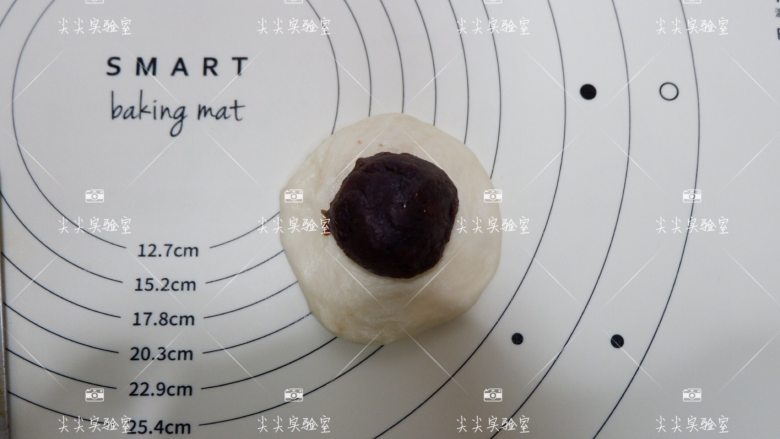 日式红豆包,将豆沙馅也均分为8个，取一个放上
