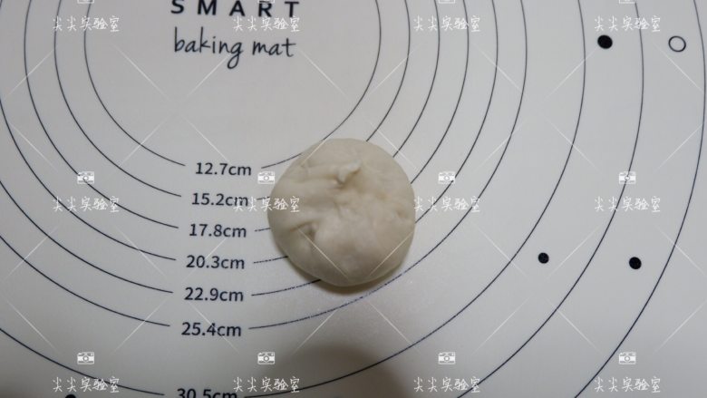 日式红豆包,直接拎起4个角捏起收口包紧即可。