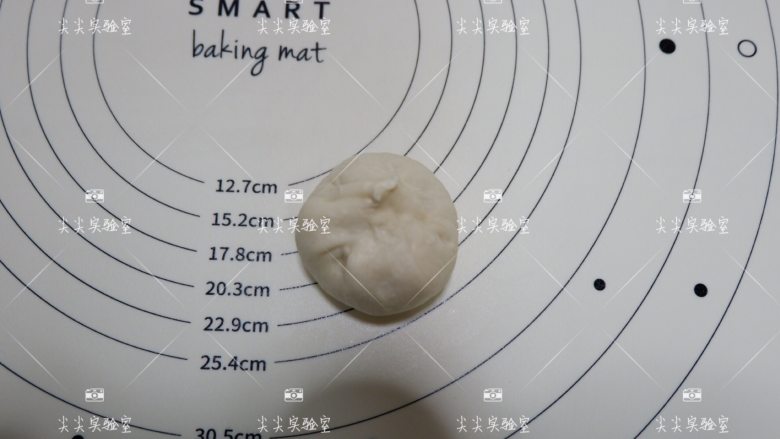 日式红豆包,直接拎起4个角捏起收口包紧即可。
