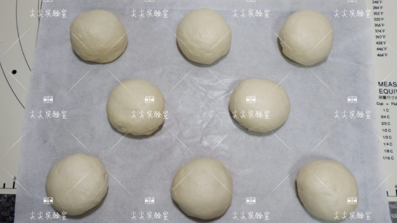日式红豆包,依次做好,放入烤盘进行2次发酵,发酵至1.5倍大,看外表胖一圈就行