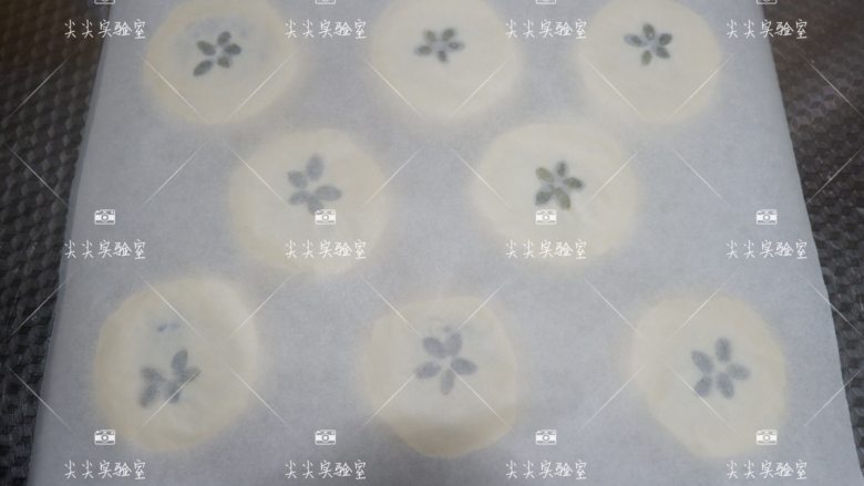 日式红豆包,依次做好后,盖上一张油纸,用平盘将红豆包压扁一些。
烤好取出放凉后,密封保存即可