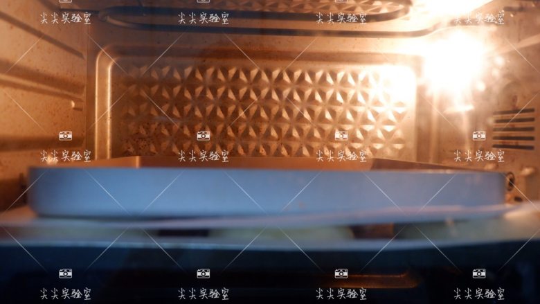 日式红豆包,预热好的烤箱180度烤20分钟左右,放入烤箱的时候,看图,顶部要继续压着一个平烤盘。