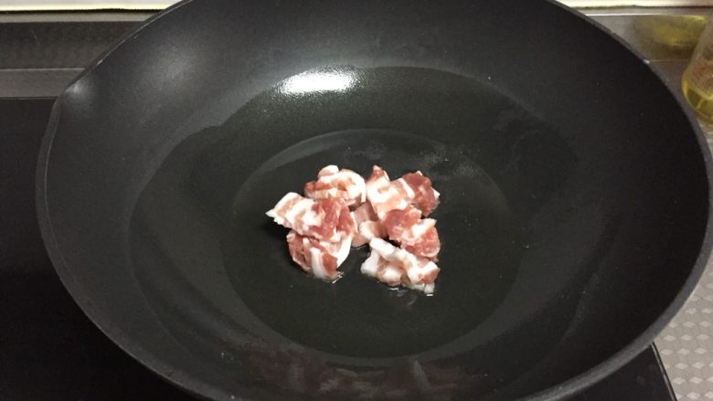 家常炖豆腐,锅中倒入适量油,烧热放入五花肉翻炒至变色