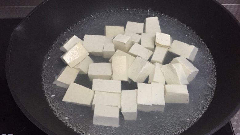 家常炖豆腐,开水下锅焯1分钟,这样豆腐不容易碎