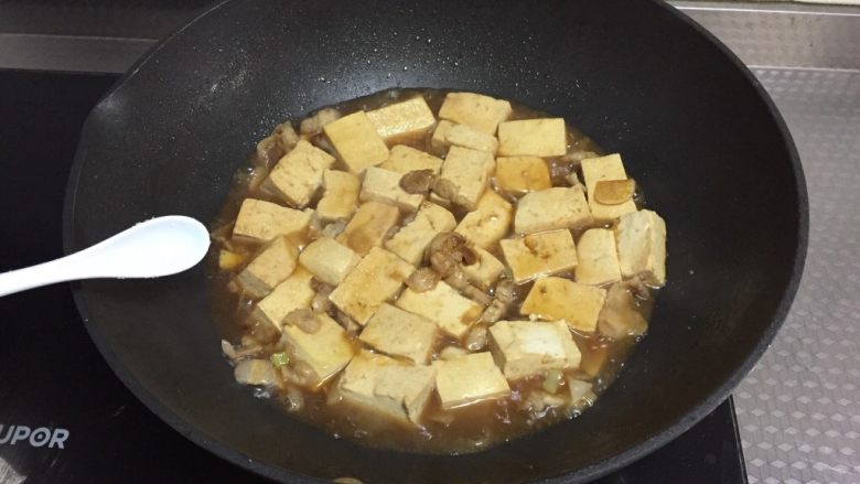 家常炖豆腐,撒盐,炒匀,转中小火,加盖炖