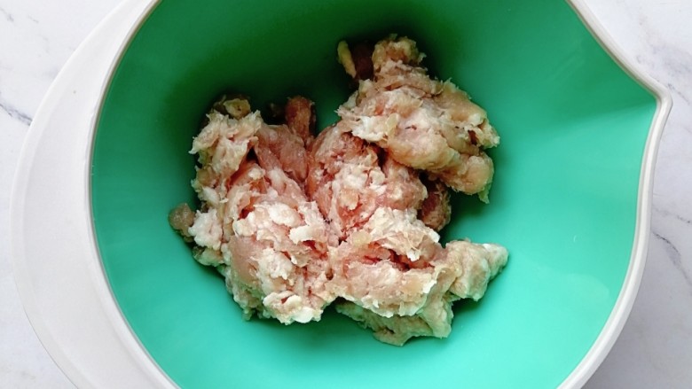 肉龙,称出300g肉剁碎放入碗里(3肥7瘦的肉最好)