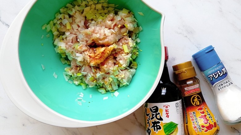肉龙,倒入适量的酱油、盐和芝麻油(根据个人口味来加)