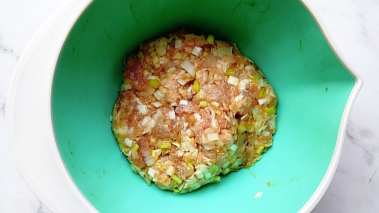 肉龙,一个方向搅拌均匀,备用