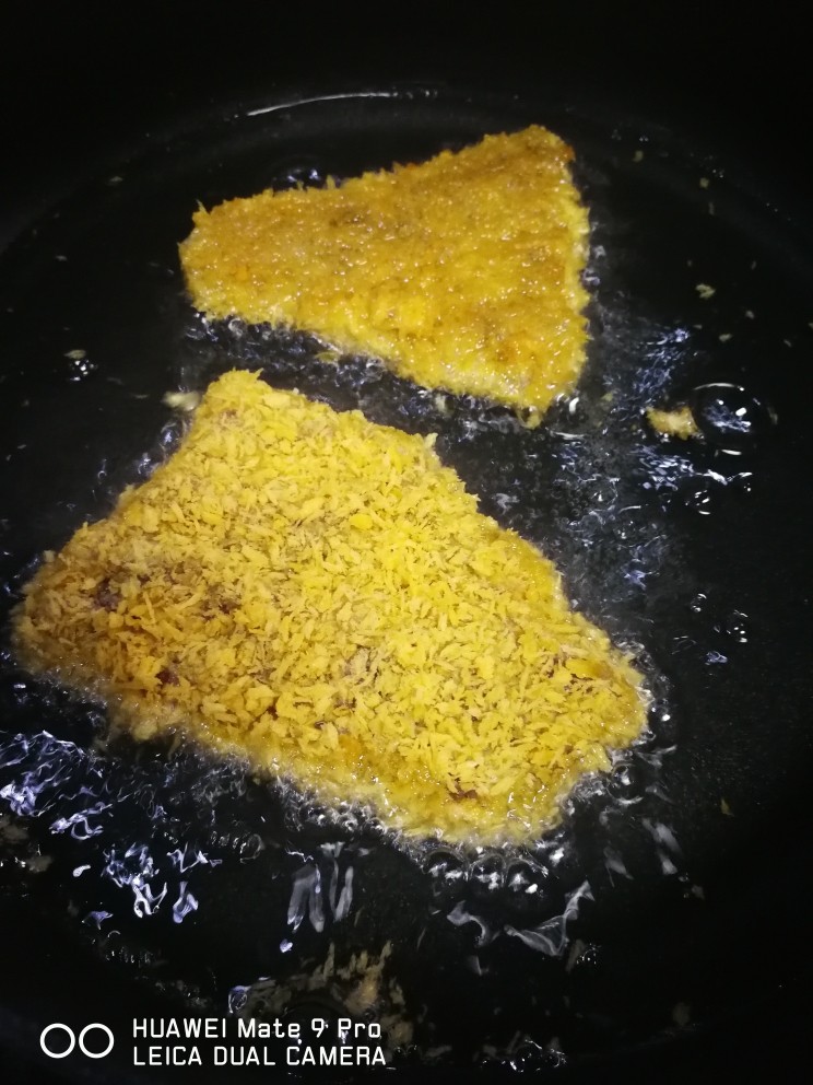 炸猪排,中小火烧至80度左右,就可以放入裹好的里脊肉放入,煎至两面金黄,煎的时候人一定要在,要看好糊掉了,别找我,我可不陪哦😂😂