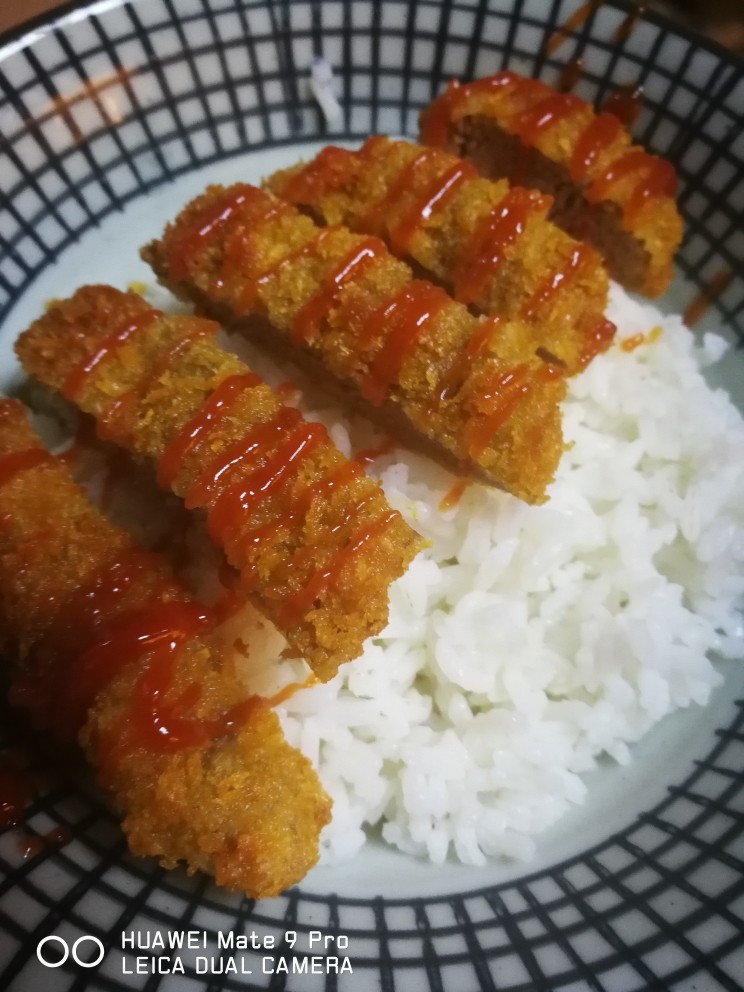 炸猪排,好了,我要开始吃饭了,你们呢?看看吧😅😅😅,关于这酱汁的话,只要你自己喜欢就好,不怕辣,可以放点胡椒酱也可以选择沙拉酱,番茄酱都可以,只要你开心就好。