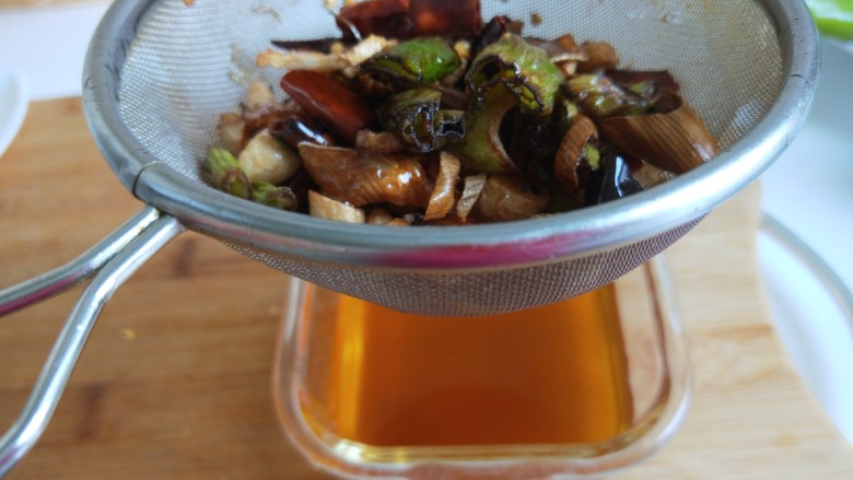 快手正餐 凉拌土豆丝,锅中放适量油烧热放入适量花椒炸制发黑捞出来,在把葱姜蒜炸制,最后在放干辣椒炸制,用漏勺过滤出葱姜蒜,辣椒,剩下的油倒入容器中。