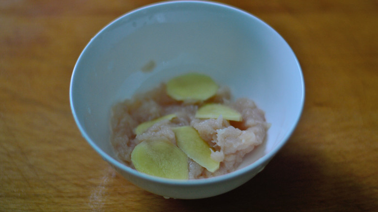 南瓜山药焖饭(辅食),将鸡肉放入碗中,加入姜片和一点点盐,搅拌均匀,腌制一会