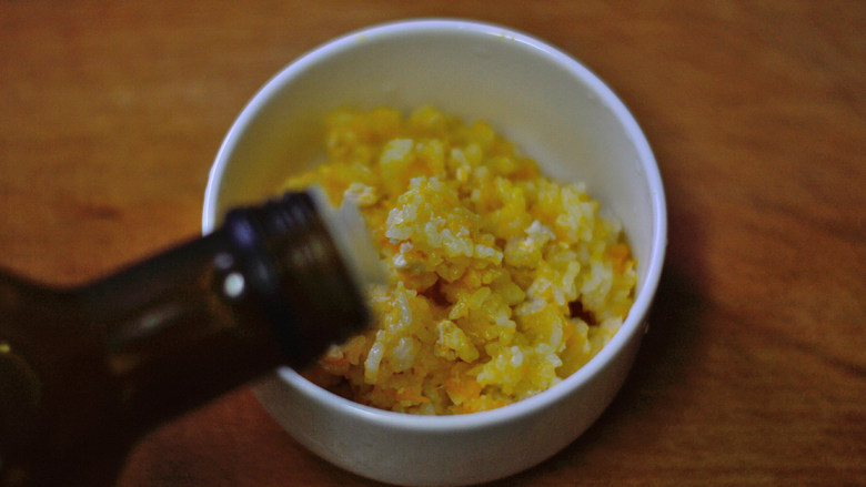 南瓜山药焖饭(辅食),盛入碗中,调入1茶匙<a style='color:red;display:inline-block;' href='/shicai/ 851'>橄榄油</a>