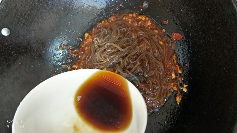 紫甘蓝蚂蚁上树,倒入用生抽,耗油开水调成的汁继续小煮一会儿
