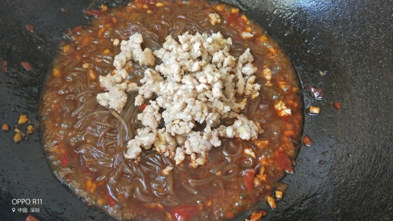 紫甘蓝蚂蚁上树,放入炒好的肉末