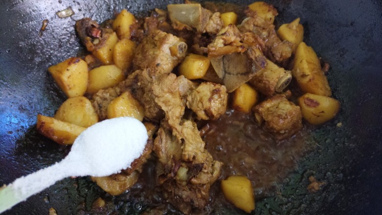 土豆炖排骨,再炖十多分钟,加一勺盐。