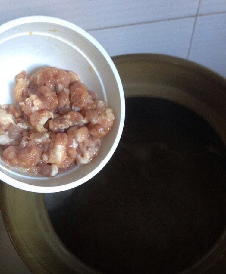 快手早餐 皮蛋瘦肉粥,加入猪肉馅,用筷子打散,再加入20g盐,再煮沸,然后关火