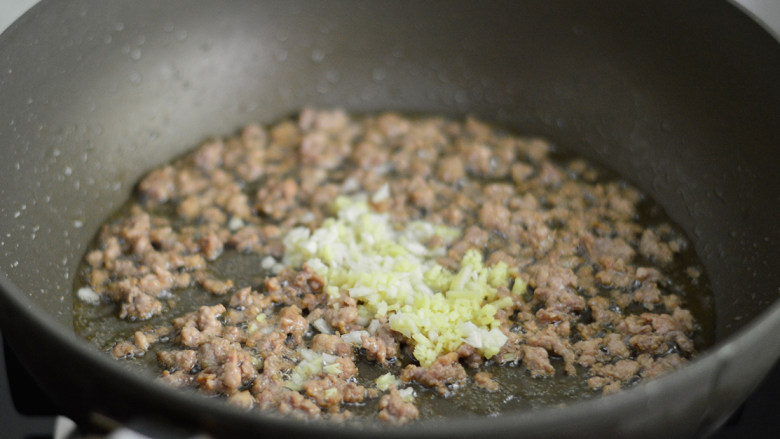 蔬菜肉丁面,炒至肉沫变色后加入姜蒜,翻炒均匀