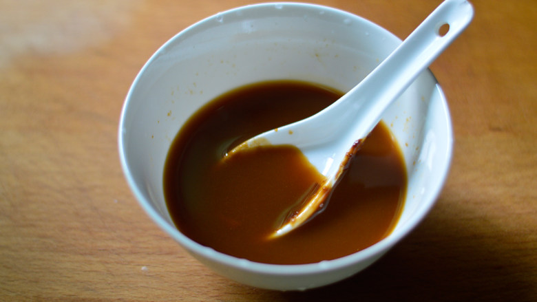蔬菜肉丁面,<a style='color:red;display:inline-block;' href='/shicai/ 705'>豆瓣酱</a>加入少许清水和淀粉,调成稀一点的酱汁待用