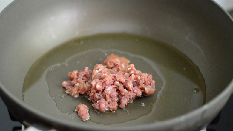 蔬菜肉丁面,锅里烧热油,放入肉沫炒散