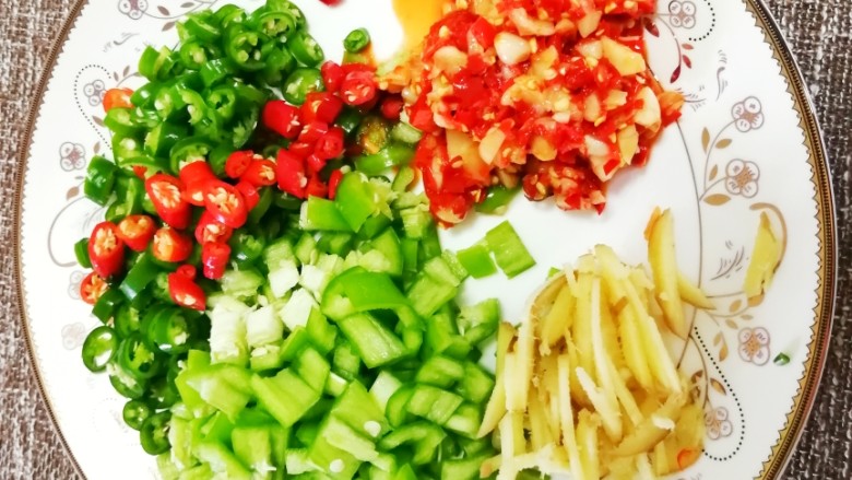 #正餐#辣炒牛肉,辣椒、姜切碎，还加些自做的剁椒