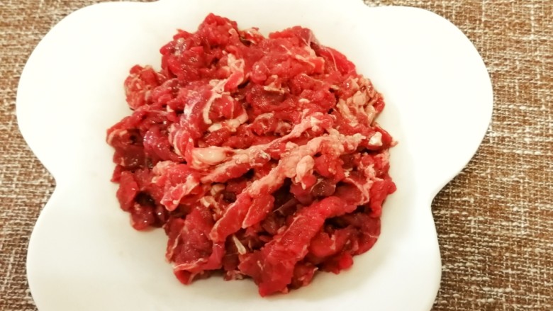 #正餐#辣炒牛肉,牛肉切片加少许盐、少许生抽、和少许料酒手抓几下