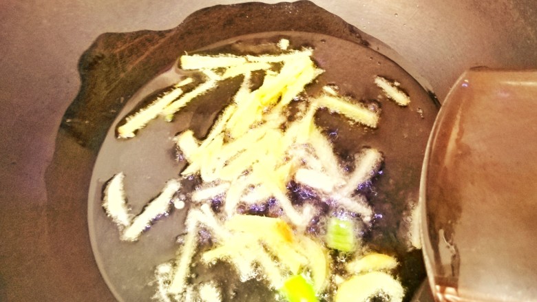 #正餐#辣炒牛肉,先加入姜丝进热油锅里煸炒两下