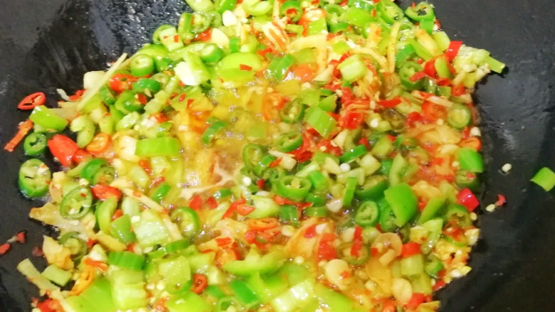 #正餐#辣炒牛肉,再放入其它切好食材入锅翻炒