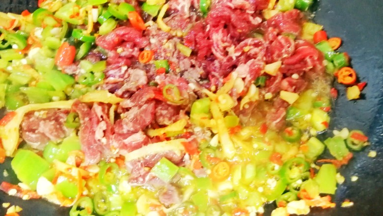 #正餐#辣炒牛肉,加入抓好的牛肉，入锅翻炒2~3分钟即可出锅