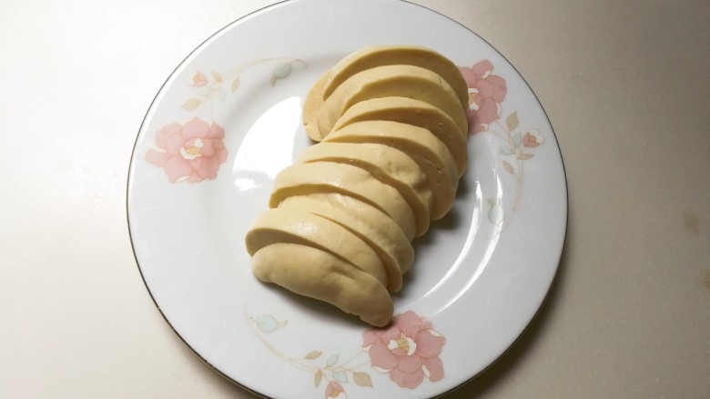 快手小食 生抽八角素鸡,<a style='color:red;display:inline-block;' href='/shicai/ 471'>素鸡</a>洗净擦掉表面水份切成均匀的厚片