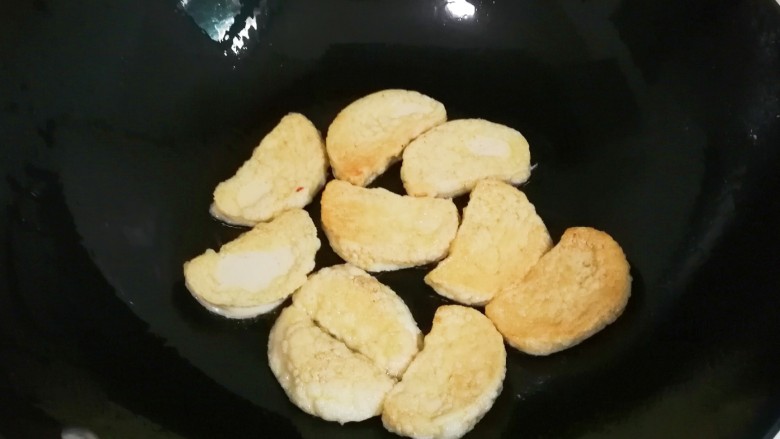 快手小食 生抽八角素鸡,煎直两面金黄盛出来