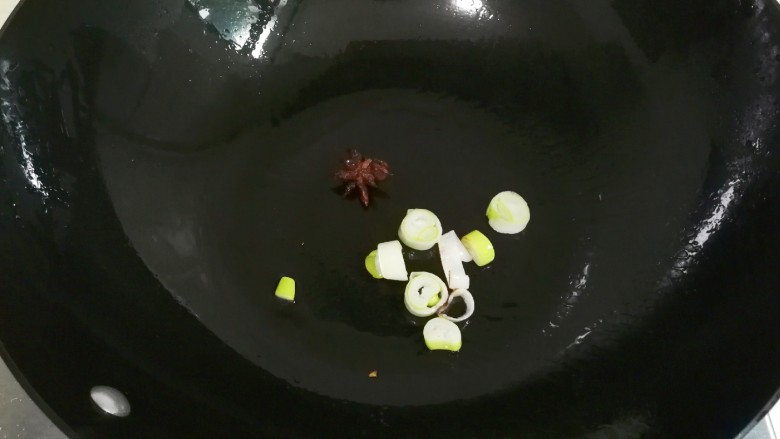 快手小食 生抽八角素鸡,放入大葱,八角煎出香味