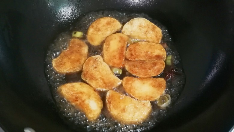 快手小食 生抽八角素鸡,放入素鸡,放入适量<a style='color:red;display:inline-block;' href='/shicai/ 788'>生抽</a>和适量热水烧至汤汁快收干
