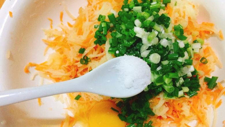 快手早餐 胡萝卜土豆丝鸡蛋饼,加入适量盐