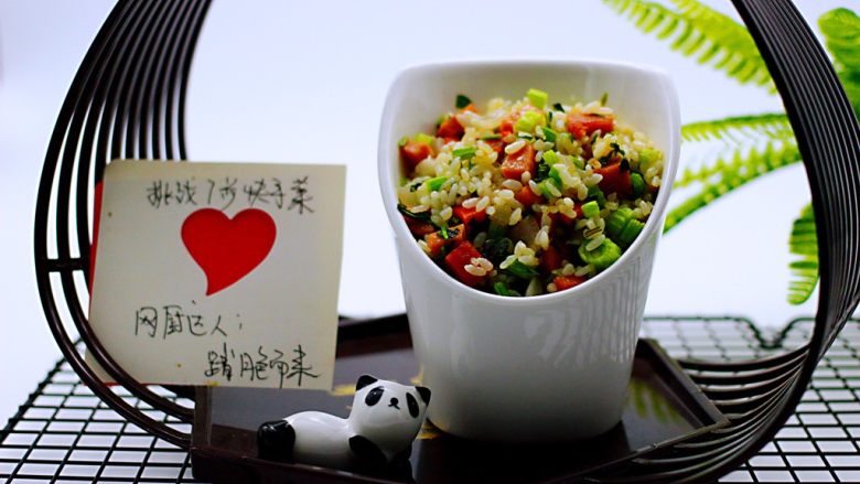 快手正餐 芹菜午餐肉什锦炒饭,翻炒好的芹菜午餐肉什锦炒饭就可以盛出食用咯