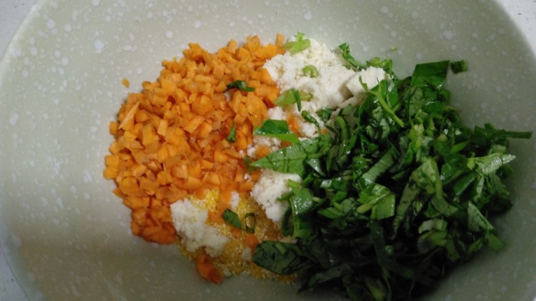 豆渣玉米蔬菜鸡蛋饼,<a style='color:red;display:inline-block;' href='/shicai/ 118'>空心菜</a>切碎，将上述食材放在一起。