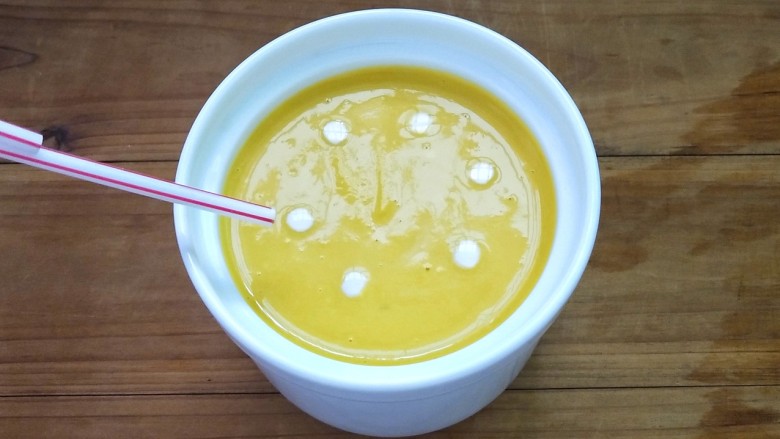 南瓜奶油浓汤,这边教大家一个拉花的小技巧,用吸管粘些淡奶油,在汤中做几个点