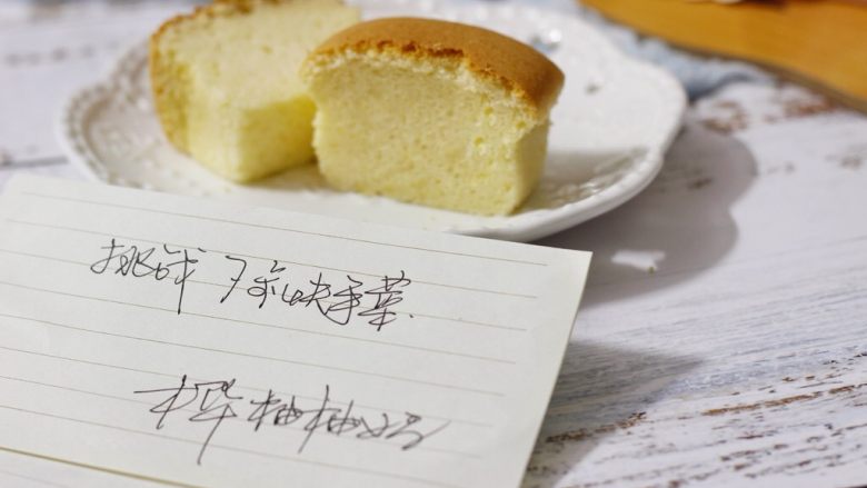 快手小食 古早味纸杯蛋糕,蛋糕烤好后,不用倒扣冷却,放置几小时回油食用最佳。