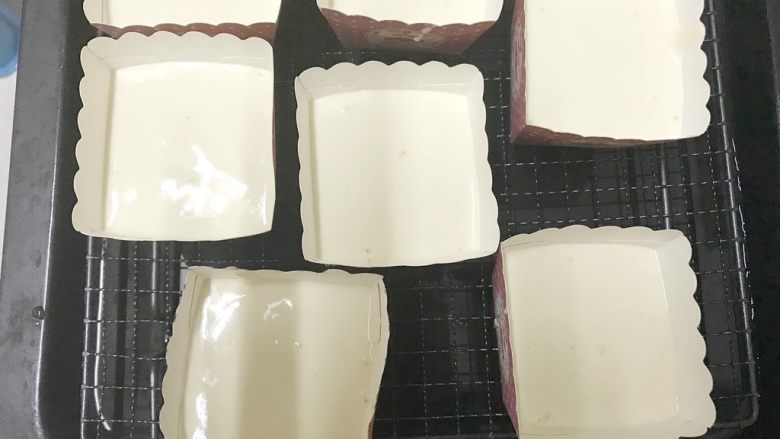 快手小食 古早味纸杯蛋糕,用水浴法(烤盘底下加水上面垫个烤网),把蛋糕糊挤入纸杯中,量是八分满,轻震气泡进烤箱,170℃烤至蛋糕表面金黄。