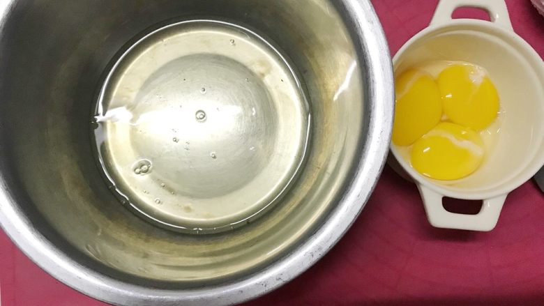 快手小食 古早味纸杯蛋糕,蛋黄蛋白分开。蛋白盆需无水无油。
同时烤箱170℃预热。